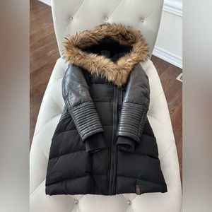 Rudsak Shauna. Made with REAL Racoon Fur Hood. Discontinued color combo.
Size S.